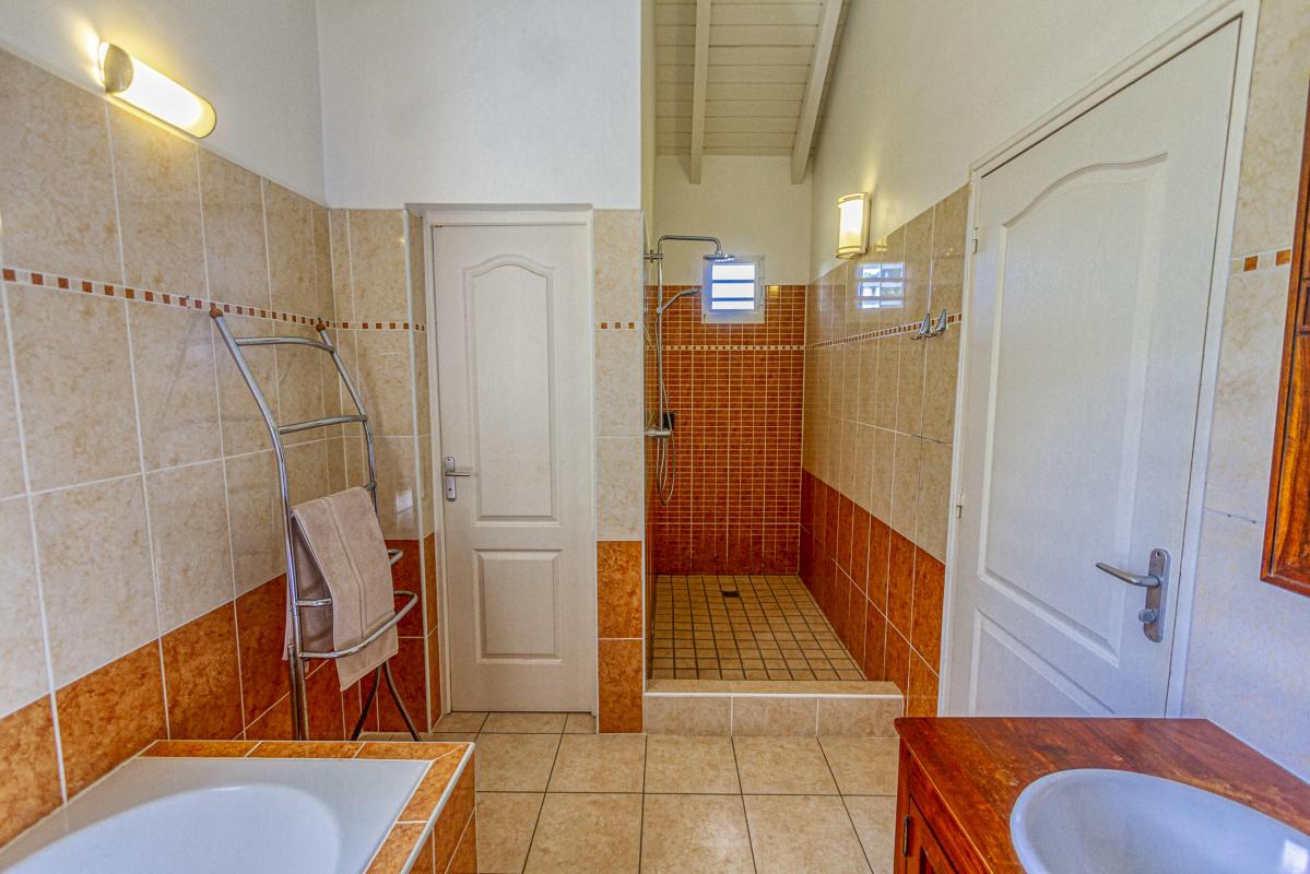 18. Location villa vue mer piscine Deshaies Guadeloupe_Suite Vue Mer des Caraibes
